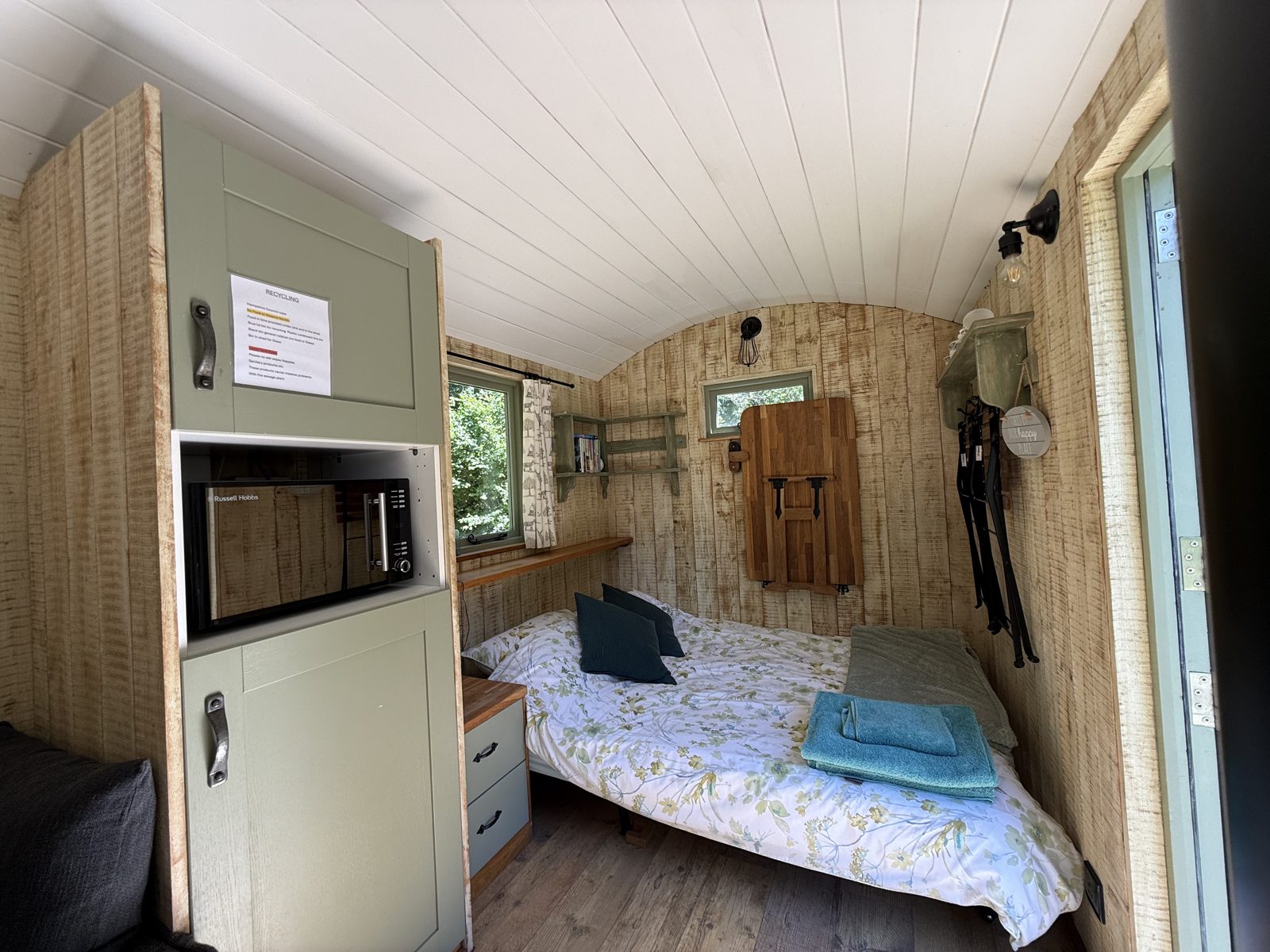 Esmeralda - Shepherd's Hut - image 3